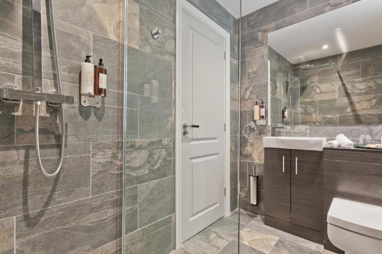 The Mews Boutique Deluxe Apartments, Sleep 2-6 People , Central Location, Free Parking Windermere Bagian luar foto