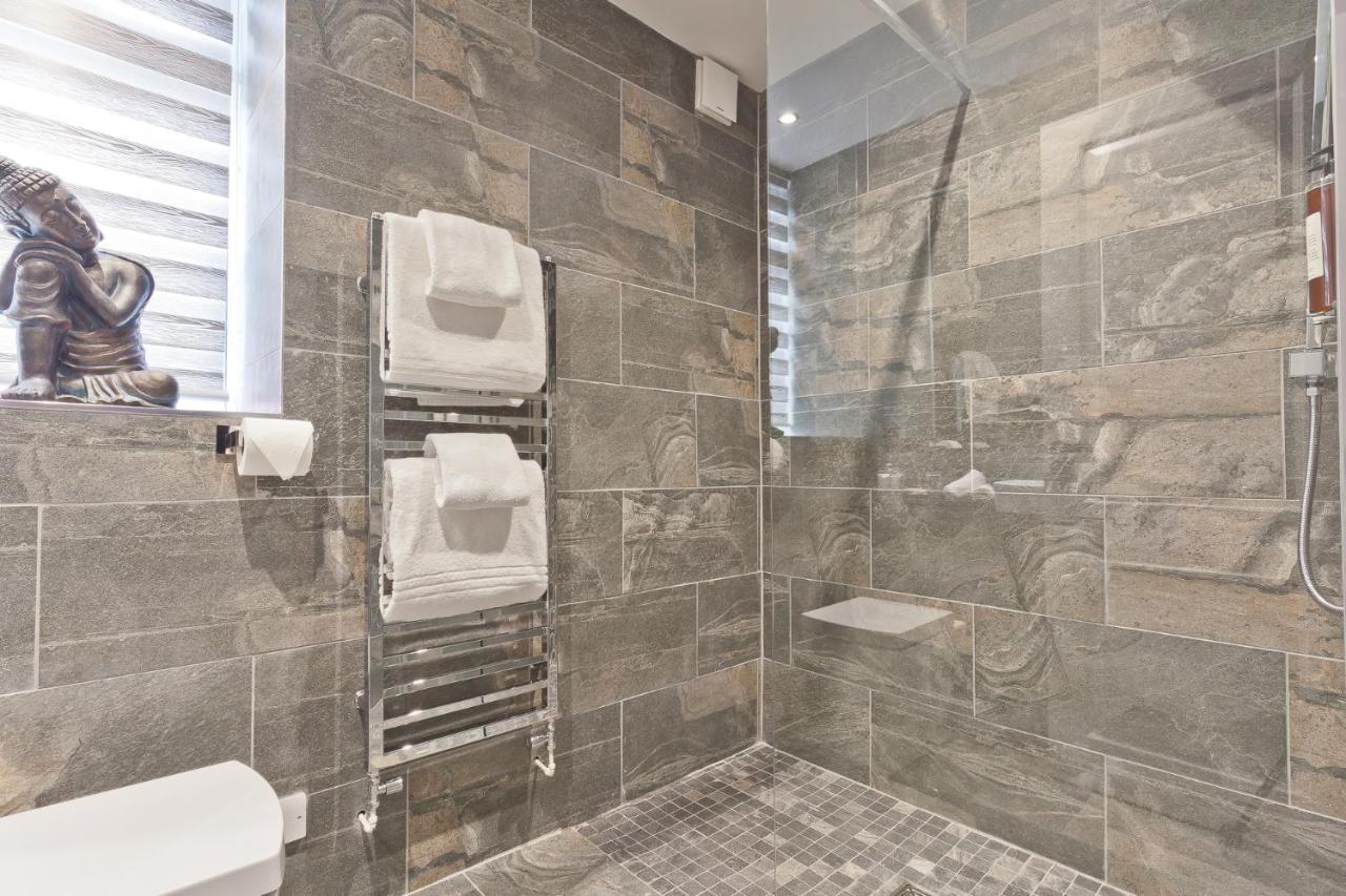 The Mews Boutique Deluxe Apartments, Sleep 2-6 People , Central Location, Free Parking Windermere Bagian luar foto
