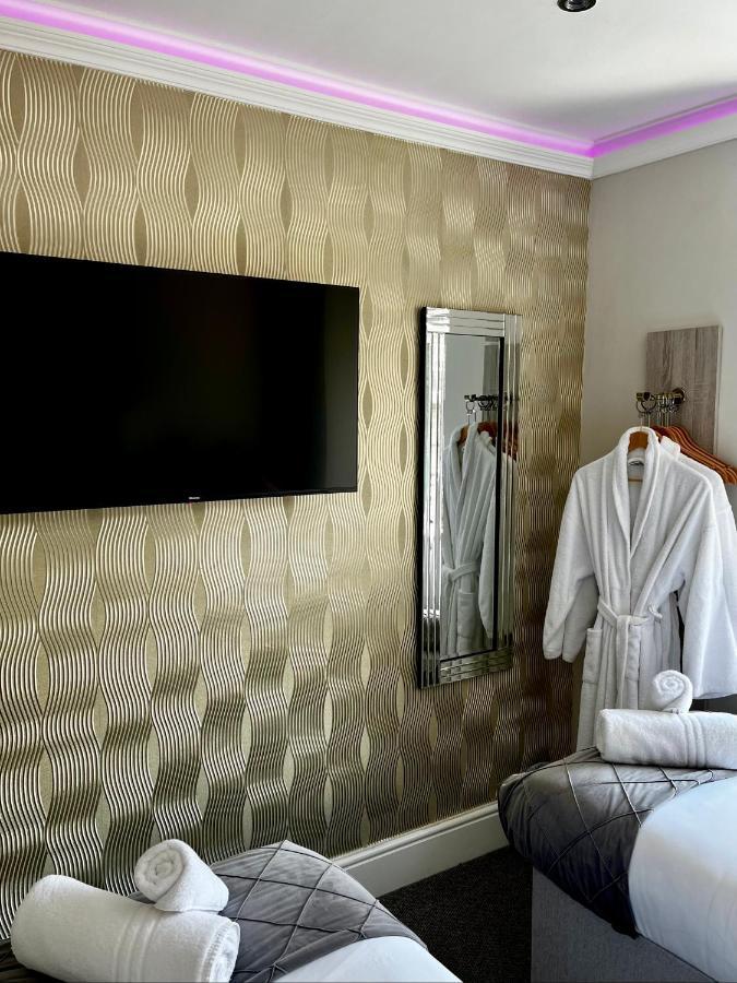 The Mews Boutique Deluxe Apartments, Sleep 2-6 People , Central Location, Free Parking Windermere Bagian luar foto